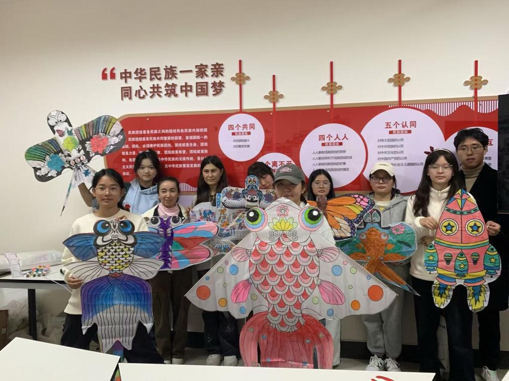 放飛夢(mèng)想，共繪青春——我校組織學(xué)生開(kāi)展“一站式”紙鳶藝術(shù)體驗(yàn)活動(dòng)