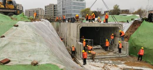 寒風(fēng)中筑通途 濱河?xùn)|路過(guò)街通道建設(shè)者的責(zé)任與擔(dān)當(dāng)